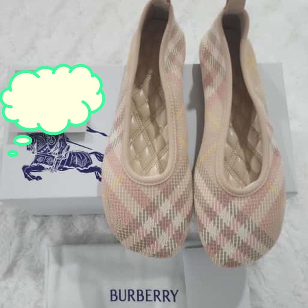 Burberry Cream Flats with Elegant Check Pattern
100% authentic
BRAND NEW!